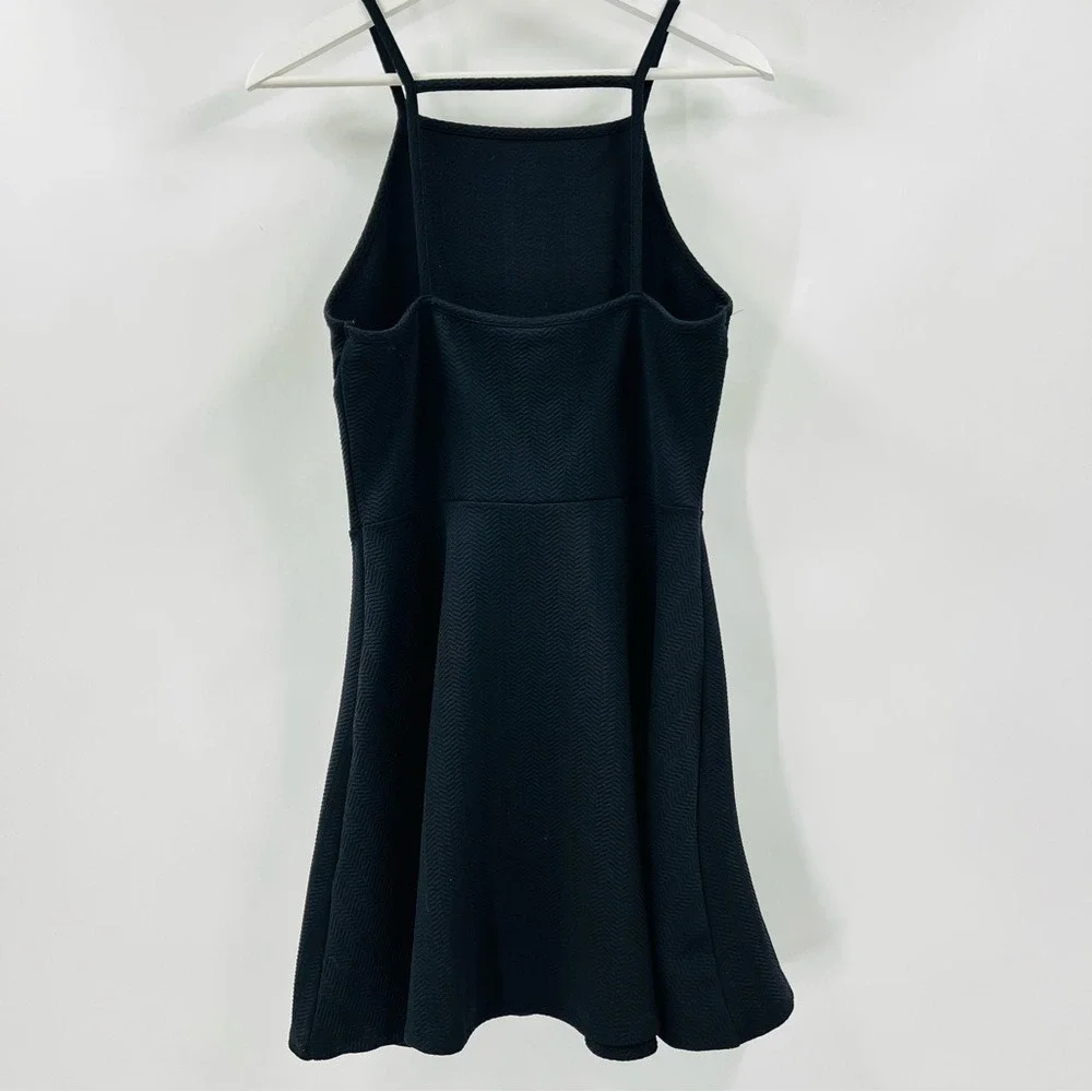 H&M Divided Black Chevron Textured Fit and Flare Mini Dress Womens Size 12 - Picture 2 of 4